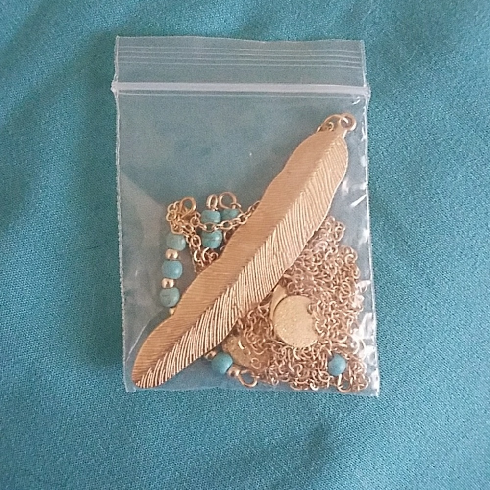 🔥3 layer feather pendant necklace🔥 - Picture 5 of 5